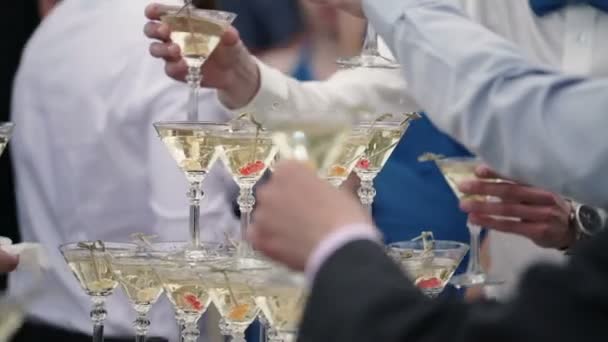 Lidé se brýle od pyramidy šampaňského — Stock video