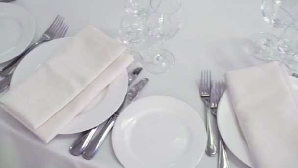 Platen in restaurant — Stockvideo