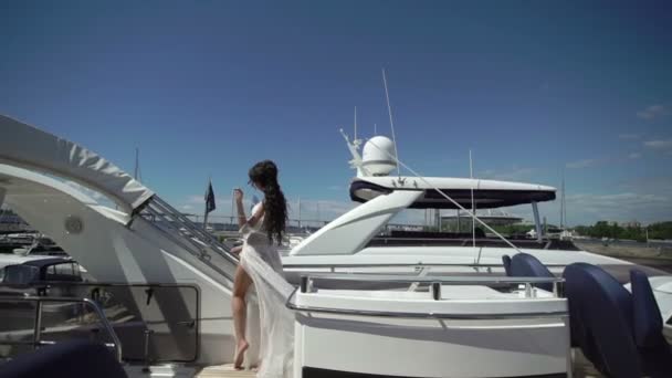 Donna in lingerie su yacht — Video Stock