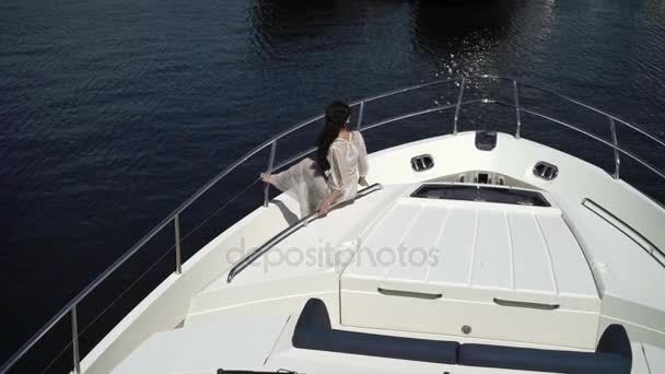 Невпізнавана молода жінка сидить на яхті — стокове відео