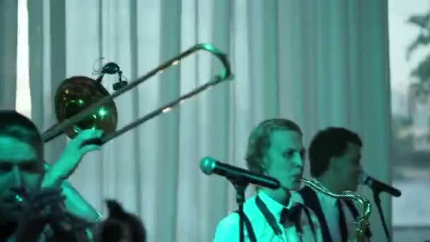 Saint-Petersburg, Rusya, 17 Haziran 2017: Müzik grubu bir sahnede — Stok video