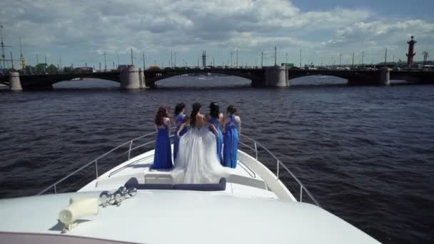 Braut und Brautjungfern auf Jacht — Stockvideo