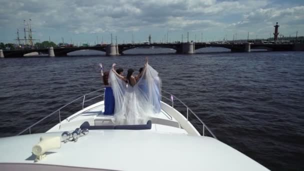 新娘和伴娘在游艇上 — 图库视频影像