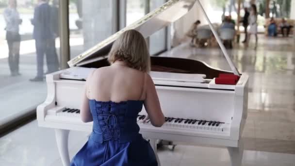 Жінка грає на білому піаніно — стокове відео