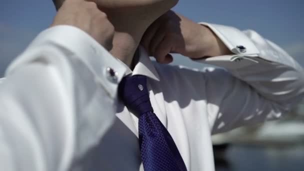 Man wearing tie — Stock Video