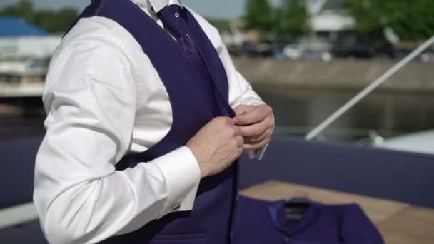 Homme boutonnage veste bleue — Video