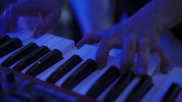 男人玩钢琴键盘 — 图库视频影像