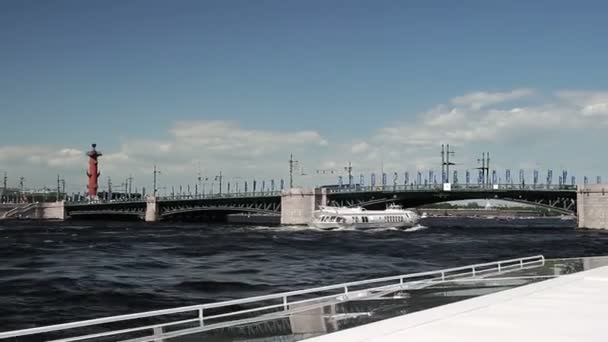 Osobní lodě a mostu ve městě — Stock video