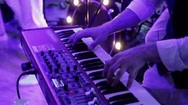 Manusia bermain keyboard piano — Stok Video