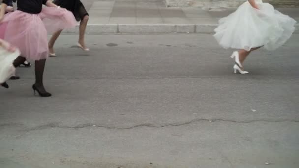 Braut und Brautjungfern laufen — Stockvideo