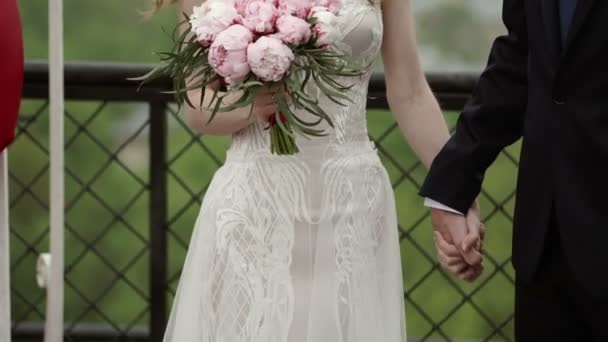 Mariée et marié lors de la cérémonie de mariage — Video