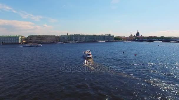 Малий моторний човен і розкішна яхта — стокове відео