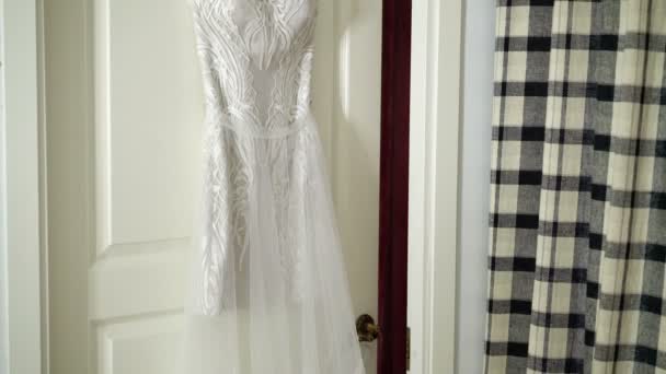 Suknia ślubna w pomieszczeniu — Wideo stockowe