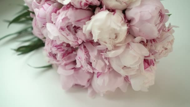 Bouquet da sposa su sfondo bianco — Video Stock
