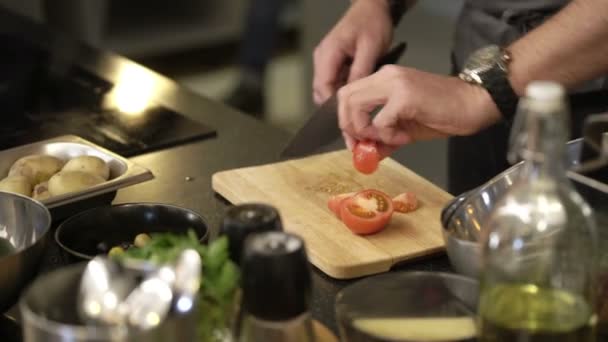 Cozinhe tomates de corte — Vídeo de Stock