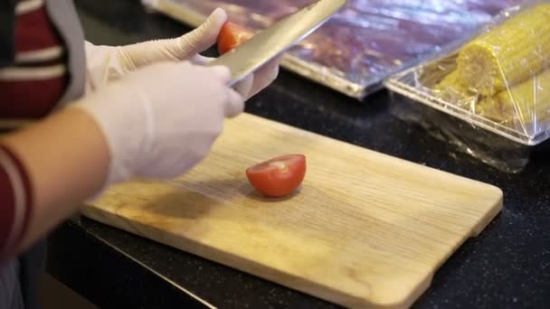 Koka skära tomater — Stockvideo