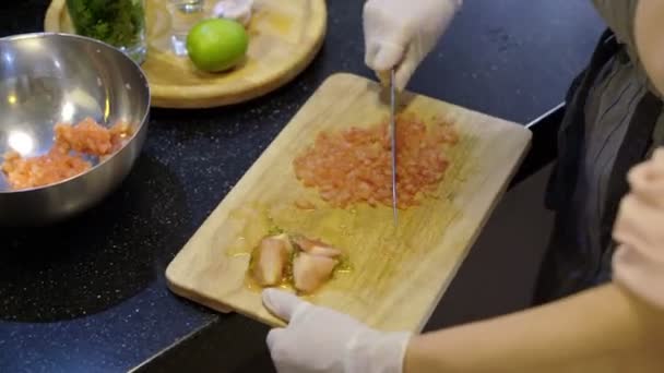 Cocinar cortando tomates — Vídeo de stock