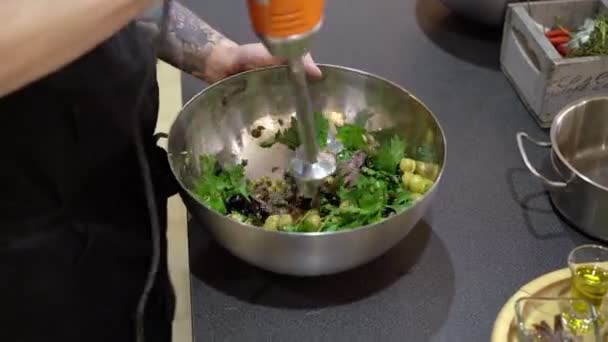 Cozinhe salada de mistura — Vídeo de Stock