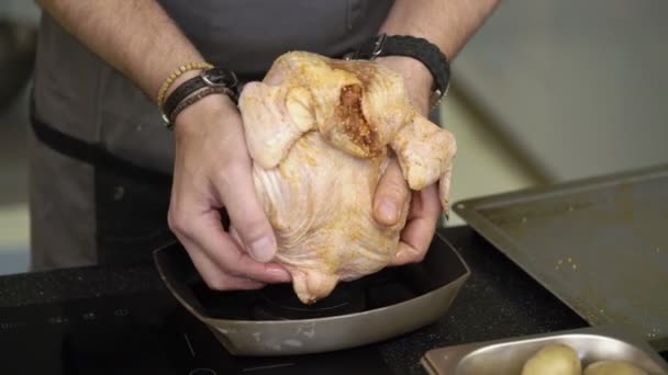 Cozinhar frango na cozinha — Vídeo de Stock