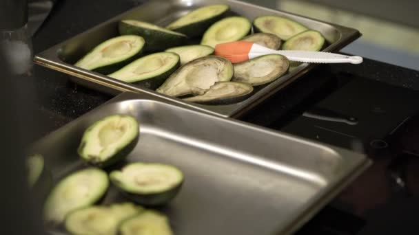 Matlagning avokado vid köket — Stockvideo