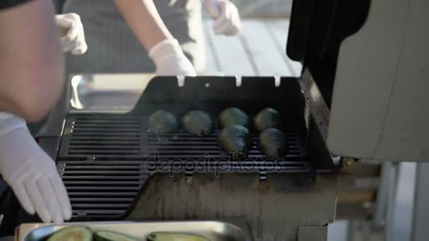 Cocinar aguacates a la parrilla — Vídeo de stock