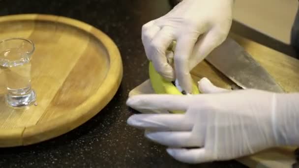 切削バナナを調理します。 — ストック動画
