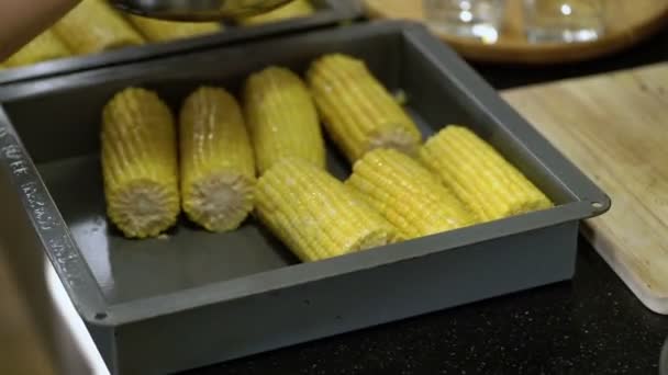 Koken van maïs op de barbecue — Stockvideo