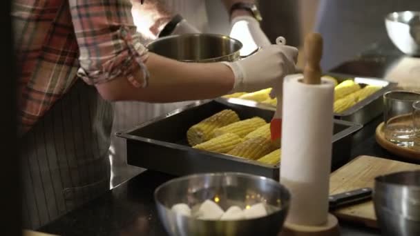 Matlagning corn på grillen — Stockvideo