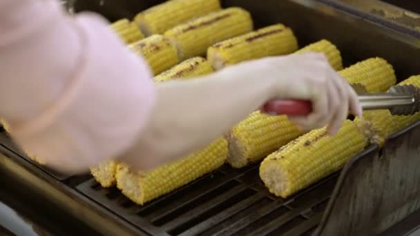 烤架上的烹饪玉米 — 图库视频影像