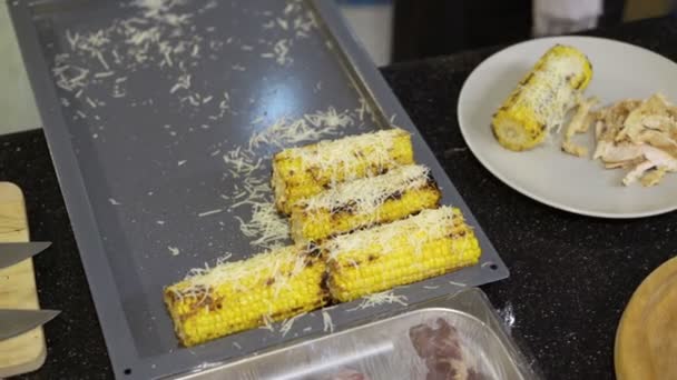 Cooking corn and chicken on grill — Stock Video