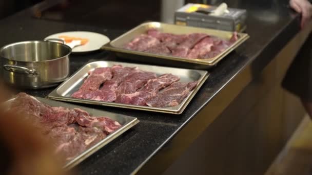 Cocinar filetes de carne — Vídeos de Stock