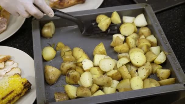 Koken aardappel op de barbecue — Stockvideo
