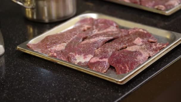 Daging steak untuk memasak. — Stok Video