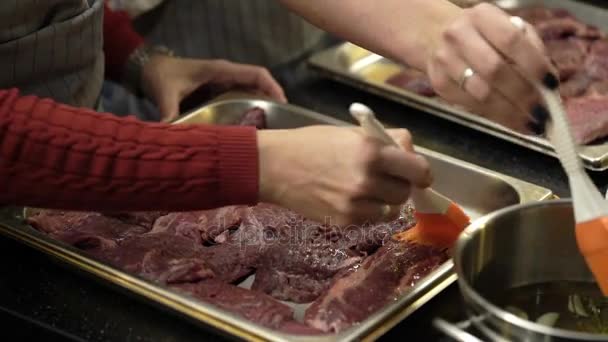 Cottura bistecche di carne — Video Stock