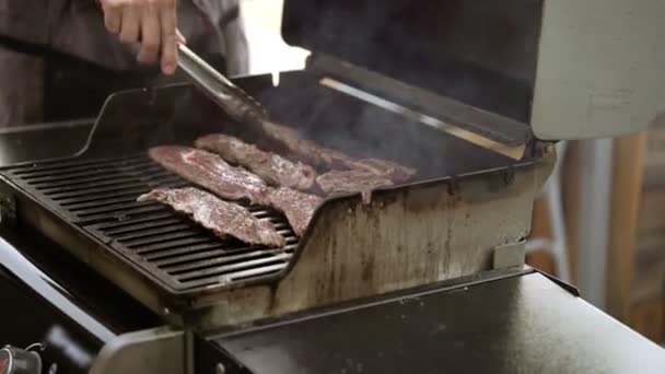 Matlagning kött biffar — Stockvideo