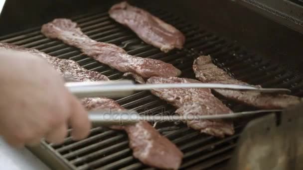 Koken van vlees steaks — Stockvideo