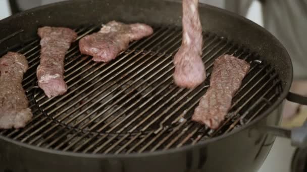 Cozinhar bifes de carne — Vídeo de Stock