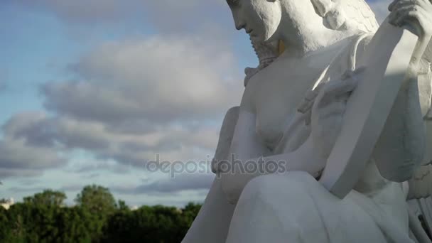 Witte engel standbeeld — Stockvideo