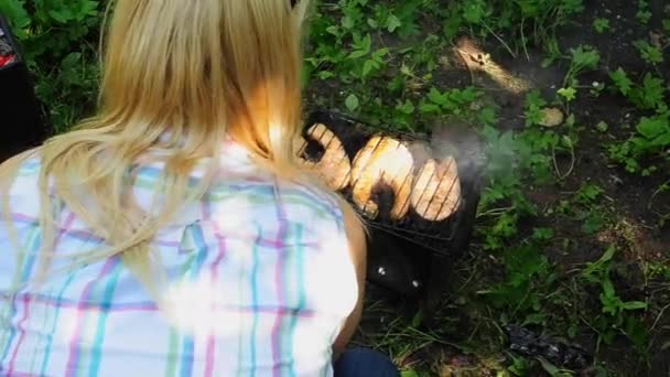 年轻女人做饭上烧烤的鱼 — 图库视频影像