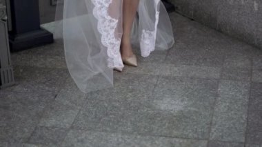 Gelin iç çamaşırı ve yürüyüş peçe