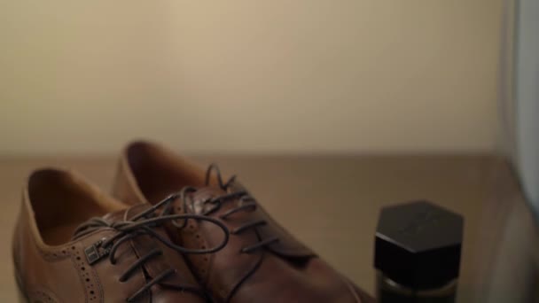 Chaussures et boutons de manchette pour hommes — Video