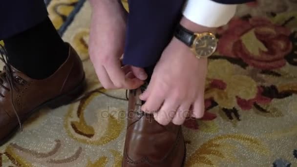 Homme portant des chaussures — Video