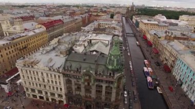 Gelin ve damat bir çatı üzerinde