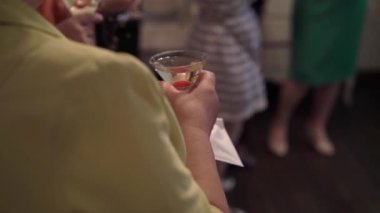 Bir bardak şampanyası olan kadın