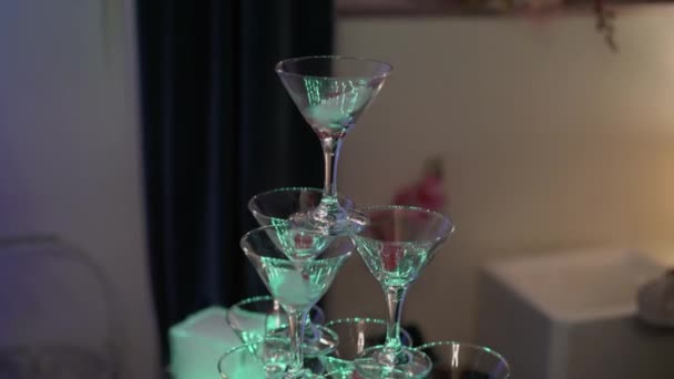 Pyramid of glasses with champagne — Stock Video