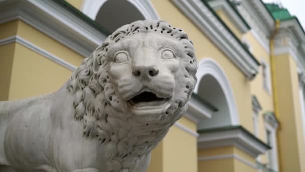 Statua del leone vicino al palazzo — Video Stock