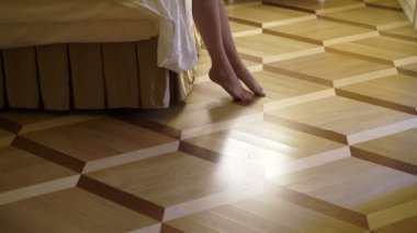 Yatağın üstüne oturan genç kadın