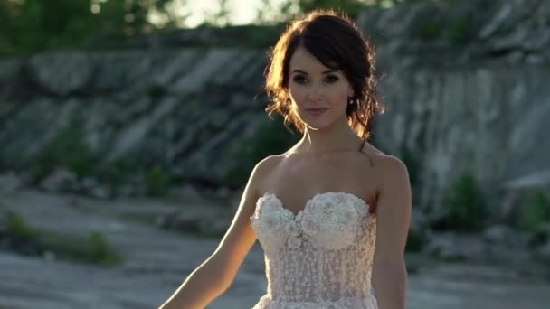 Novia rodeando y ondeando vestido — Vídeos de Stock