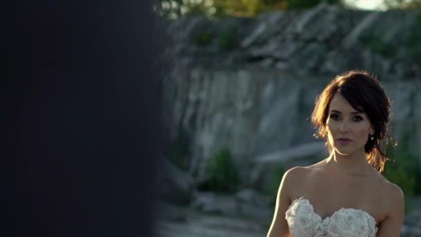 Невеста кружит и размахивает платьем — стоковое видео
