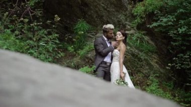 Parkta kucaklaşan genç çift